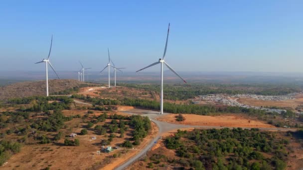 Yarı çöl ortamında bir grup rüzgar türbininin hava görüntüsü. Yeşil enerji kavramı — Stok video