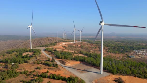 Letecký záběr skupiny větrných turbín v semidesertním prostředí. Koncept zelené energie — Stock video