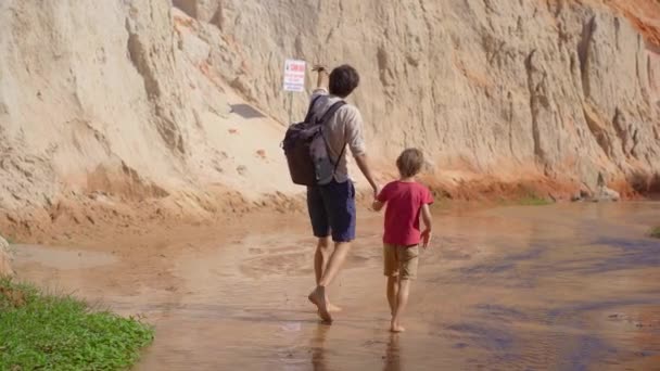 Een familie wandelingen langs een rode canyon of Fairy beek op de grens van de woestijn in de Mui Ne dorp in het zuiden van Vietnam — Stockvideo