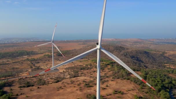 Aerial shot of a group of wind turbines in a semidesert environment. Concepto de energía verde — Vídeos de Stock