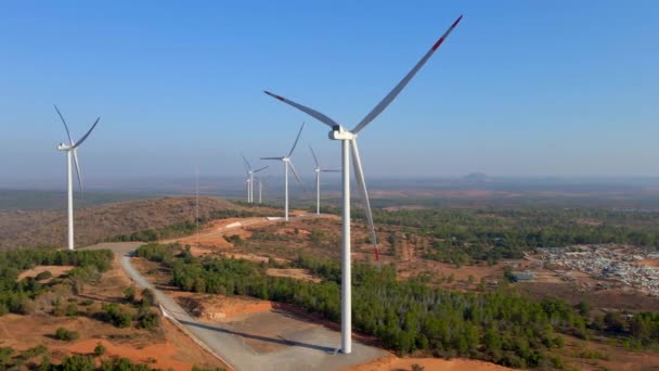 Flygfoto av en grupp vindkraftverk i en halvökenmiljö. Begreppet grön energi — Stockvideo