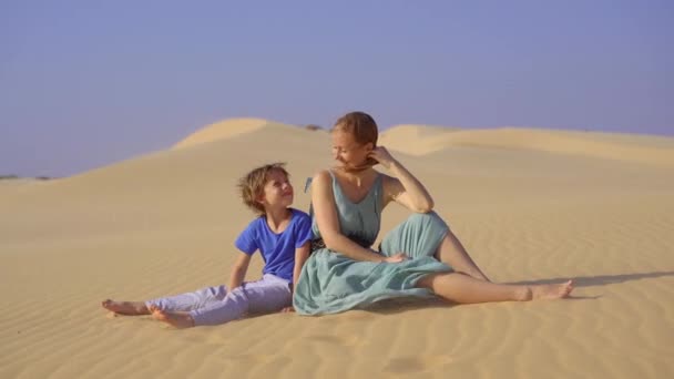 Madre e hijo se divierten en un desierto — Vídeos de Stock