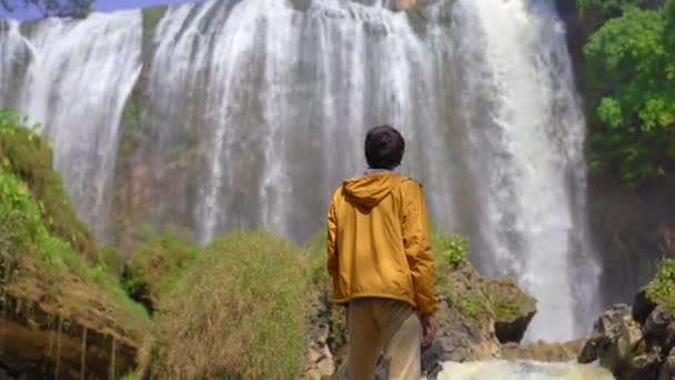 Man touriste visite la cascade de l'éléphant dans la ville de Dalat dans la partie sud du Vietnam. Voyage au Vietnam concept — Video