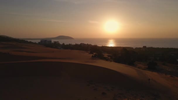 공중 폭격이야. 슬로우 모션 비디오. 베트남 의무 니 족 마을에 있는 붉은 사막의해 돋아나는 태양 — 비디오