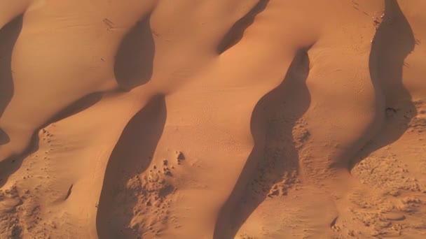 Bovenaanzicht vanuit de lucht op rode woestijnduinen. Woestijnvorming concept. Klimaatverandering — Stockvideo