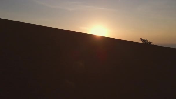 Strzał z powietrza. Filmik spowolnienia. Wschód słońca na Pustyni Czerwonej w wiosce Mui Ne w Wietnamie — Wideo stockowe