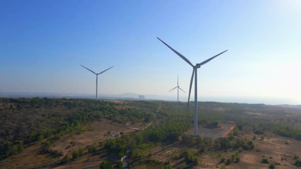 Luftaufnahme einer Gruppe von Windrädern in einer Halbwüstenumgebung. Grünes Energiekonzept — Stockvideo