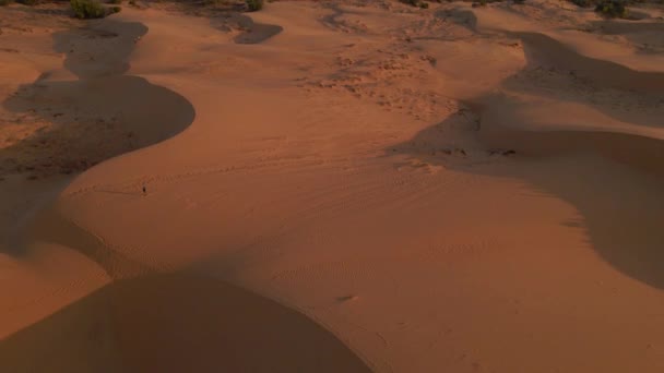Повітряний постріл. Відео з повільним рухом. Схід сонця в Червоній пустелі в селі Муй Ні у В "єтнамі. — стокове відео