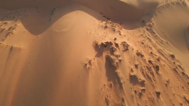 Vista aérea de arriba hacia abajo en las dunas rojas del desierto. Concepto de desertificación. Cambio climático — Vídeos de Stock