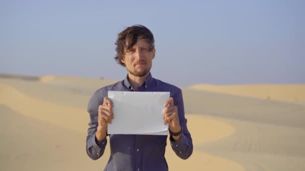 Muž stojící v poušti před sebou drží prázdné bílé prostěradlo. Opětujte uhlíkové emise. Zastavit změnu klimatu