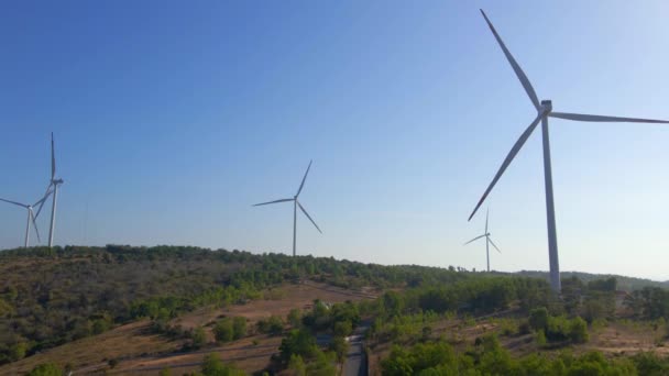 Аэросъемка группы ветряных турбин в полуопасной среде. Концепция зеленой энергии — стоковое видео