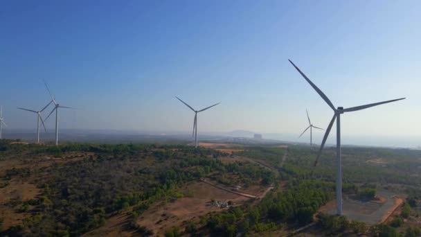 Scatto aereo di un gruppo di turbine eoliche in un ambiente semideserto. Il concetto di energia verde — Video Stock