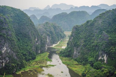 Trang An, Tam Coc, Ninh Binh, Viet nam. UNESCO Dünya Mirası Alanı 'dır ve tekne mağarası turlarıyla ünlüdür. Vietnam topraklarındaki Halong Körfezi. Vietnam, Coronovirüs karantinasından sonra sınırları yeniden açıyor