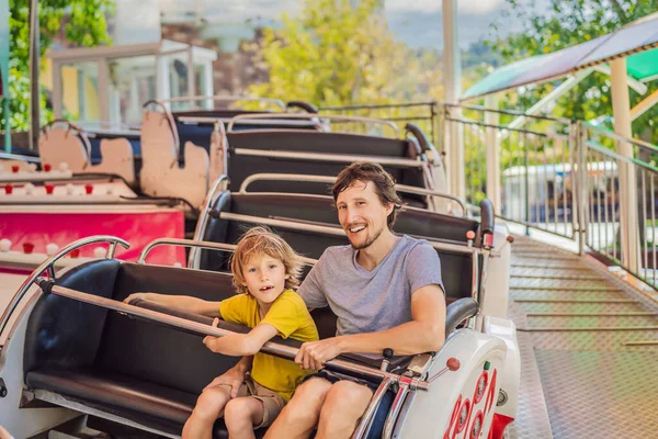 Heureux fils souriant et son beau père passer du temps ensemble au parc d'attractions — Photo