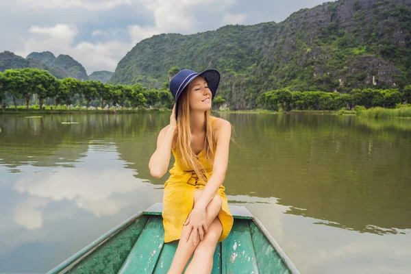 Mulher turista em barco no lago Tam Coc, Ninh Binh, Vietnã. É Património Mundial da UNESCO, conhecido por seus passeios de barco caverna. Sua baía de Halong na terra do Vietnã. Vietname reabre fronteiras após — Fotografia de Stock
