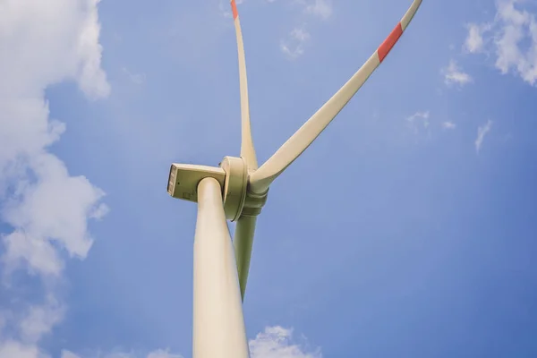 Usina eólica. prado verde com turbinas eólicas gerando eletricidade — Fotografia de Stock