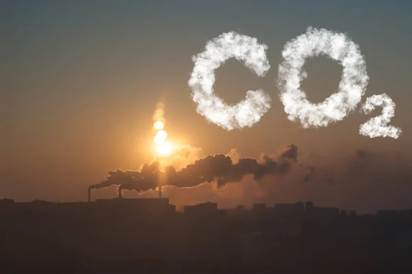Morgon i industristaden, föroreningskoncept CO2 bokstäver gjorda av moln isolerade på svart. Himmel med CO2-förorening, smog — Stockfoto