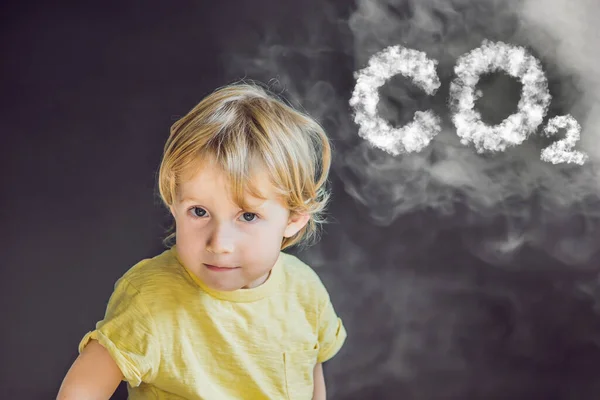 Pojken vänder bort ansiktet från cigarettröken CO2 bokstäver gjorda av moln isolerade på svart. Himmel med CO2-förorening, smog — Stockfoto