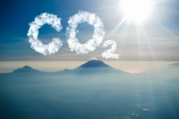 雲で作られたCO2レタリング。二酸化炭素を含んだ空、スモッグ — ストック写真