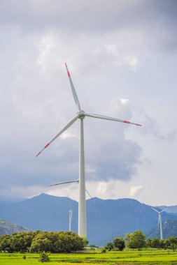 Rüzgar santrali. Rüzgar türbinleri elektrik üreten yeşil çayır