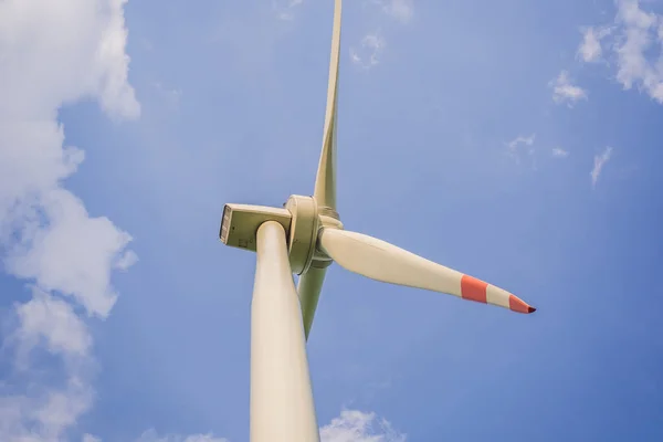 Usina eólica. prado verde com turbinas eólicas gerando eletricidade — Fotografia de Stock