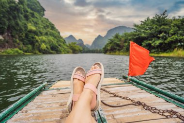 Ninh Binh Eyaleti, Vietnam 'daki Trang An Manzara Kompleksi' ndeki kadın turist UNESCO Dünya Mirası Bölgesi. Coronovirus COVID 19 karantinasından sonra Vietnam 'da turizmin devamı