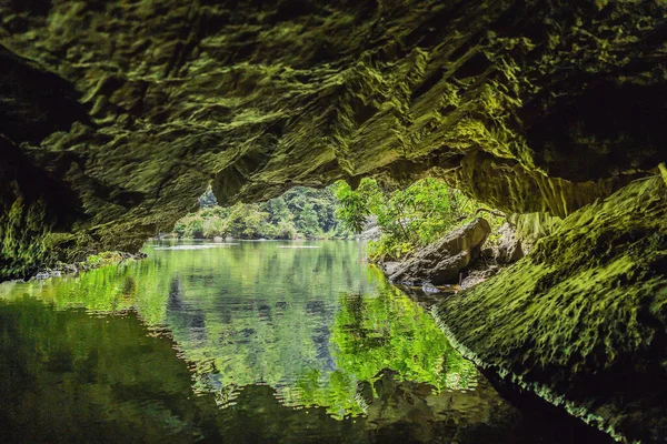 Trang An Scenic Landscape Complex in Ninh Binh Province, Vietnam Patrimonio de la Humanidad por la UNESCO. Reanudación del turismo en Vietnam tras la cuarentena del Coronovirus COVID 19 — Foto de Stock