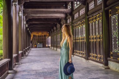 Ninh Binh, Vietnam 'daki Bai Dinh Pagoda Tapınağı' ndaki kadın turist. Coronovirus COVID 19 karantinasından sonra Vietnam 'da turizmin devamı