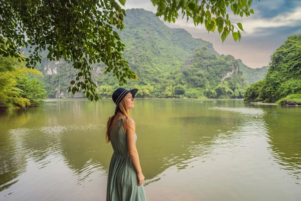 Mulher turista em Trang Um Complexo Paisagístico Cênico na Província de Ninh Binh, Vietnã Patrimônio Mundial da UNESCO. Reinício do turismo no Vietname após quarentena Coronovírus COVID 19 — Fotografia de Stock