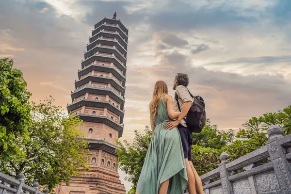 Vietnam, Ninh Binh 'deki Bai Dinh Pagoda Tapınağı kulesinde kadın ve erkek turistler. Coronovirus COVID 19 karantinasından sonra Vietnam 'da turizmin devamı — Stok fotoğraf