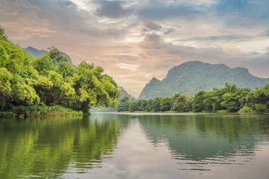 Ninh Binh Eyaleti, Vietnam 'daki Trang An Scenic Peyzaj Kompleksi UNESCO Dünya Mirası Bölgesi. Coronovirus COVID 19 karantinasından sonra Vietnam 'da turizmin devamı