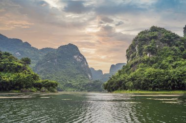 Ninh Binh Eyaleti, Vietnam 'daki Trang An Scenic Peyzaj Kompleksi UNESCO Dünya Mirası Bölgesi. Coronovirus COVID 19 karantinasından sonra Vietnam 'da turizmin devamı