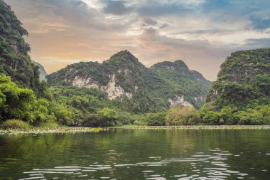 Ninh Binh Eyaleti, Vietnam 'daki Trang An Scenic Peyzaj Kompleksi UNESCO Dünya Mirası Bölgesi. Coronovirus COVID 19 karantinasından sonra Vietnam 'da turizmin devamı