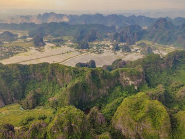 Tam Coc Bich Dong 'daki Ngo Dong nehrinin muhteşem manzarası Vietnam' ın Ninh Binh bölgesindeki insansız hava aracından.