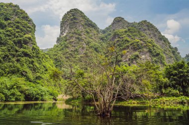 Ninh Binh Eyaleti, Vietnam 'daki Trang An Scenic Peyzaj Kompleksi UNESCO Dünya Mirası Bölgesi. Coronovirus COVID 19 karantinasından sonra Vietnam 'da turizmin devamı
