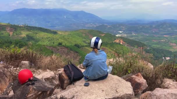 Una mujer viaja a través de las montañas en moto. Motociclismo concepto de vacaciones — Vídeos de Stock