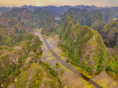 Tam Coc Bich Dong 'daki Ngo Dong nehrinin muhteşem manzarası Vietnam' ın Ninh Binh bölgesindeki insansız hava aracından.