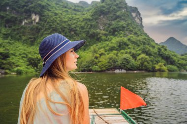 Ninh Binh Eyaleti, Vietnam 'daki Trang An Manzara Kompleksi' ndeki kadın turist UNESCO Dünya Mirası Bölgesi. Coronovirus COVID 19 karantinasından sonra Vietnam 'da turizmin devamı