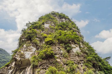 Ninh Binh Eyaleti, Vietnam 'daki Trang An Scenic Peyzaj Kompleksi UNESCO Dünya Mirası Bölgesi. Coronovirus COVID 19 karantinasından sonra Vietnam 'da turizmin devamı