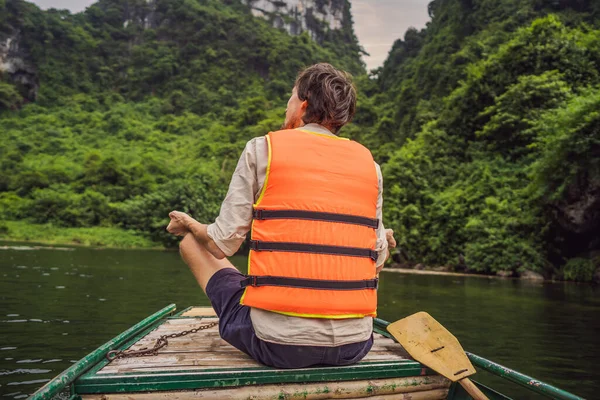 Homem turista em Trang Um Complexo Paisagístico Cênico na Província de Ninh Binh, Vietnã Patrimônio Mundial da UNESCO. Reinício do turismo no Vietname após quarentena Coronovírus COVID 19 — Fotografia de Stock