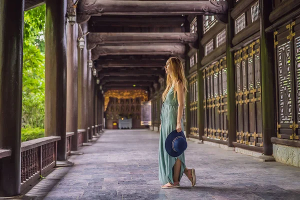 Mulher turista na torre do Templo de Bai Dinh pagode em Ninh Binh, Vietnã. Reinício do turismo no Vietname após quarentena Coronovírus COVID 19 — Fotografia de Stock