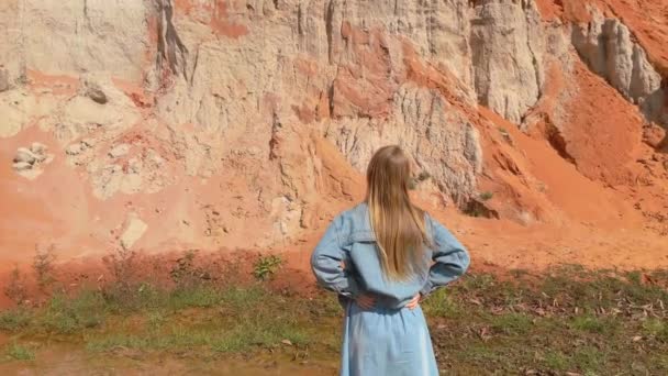 Повільний постріл. Жіночий турист відвідує Червоний каньйон або струмок Фей на кордоні пустелі в селі Муй-не на півдні В'єтнаму. Його застрелили по телефону. — стокове відео