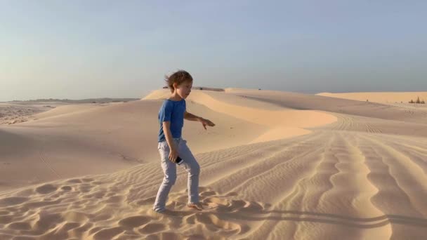 Ragazzino si sta divertendo in un deserto — Video Stock