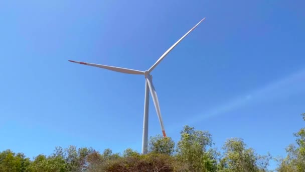 슬로우 모션 샷. 들판에서의 풍력 터빈 발전기. 풍력 에너지 개념 — 비디오