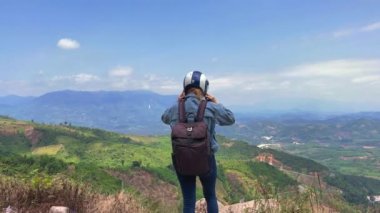 Bir kadın dağlarda motosikletle seyahat eder. Motosiklet tatili kavramı