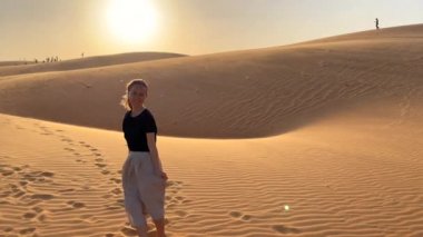 Çöle giden genç bir kadının yavaş çekimi.
