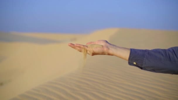 Slowmotion shot of a sand that pours from a mans hand — Stock Video