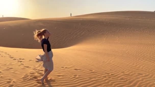 Filmagem em câmara lenta de uma jovem que visita um deserto — Vídeo de Stock