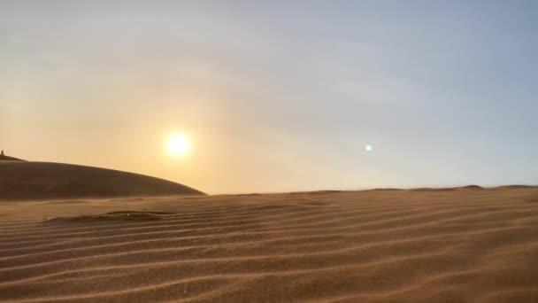 Slomotion disparo de un hombre corriendo por la duna en un desierto — Vídeo de stock