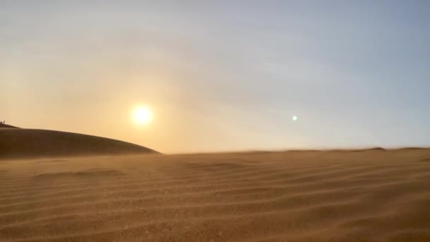 Lanzamiento en cámara lenta de dunas de arena en el desierto. El viento mueve arena — Vídeos de Stock